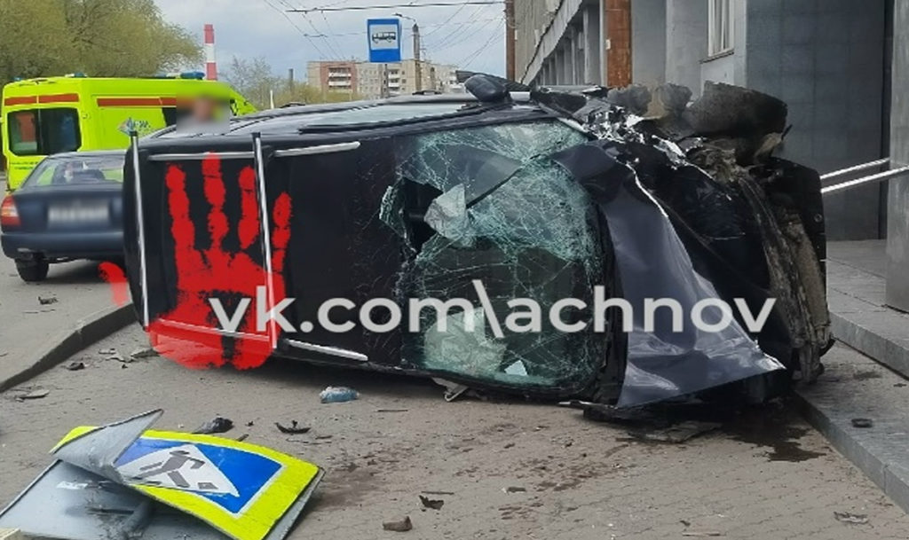 СРОЧНО. Машина протаранила проходную завода "Электромашина"