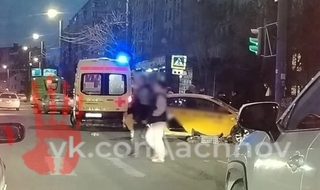 Таксист протаранил самокатчика
