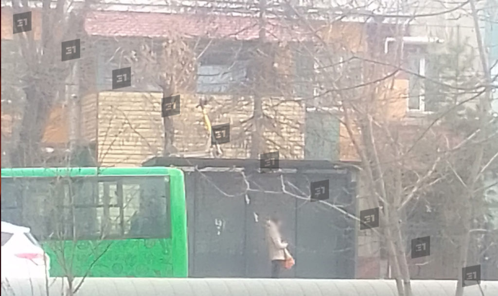 Потрясающее (нет) место парковки: самокат закинули на крышу остановки