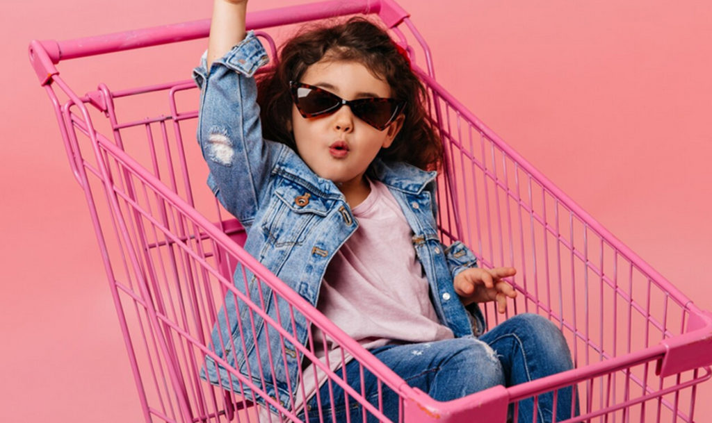 Жительница Магнитогорска, которая давно прилюдно унизила ребенка за катание на магазинной тележке, снова попала на деньги