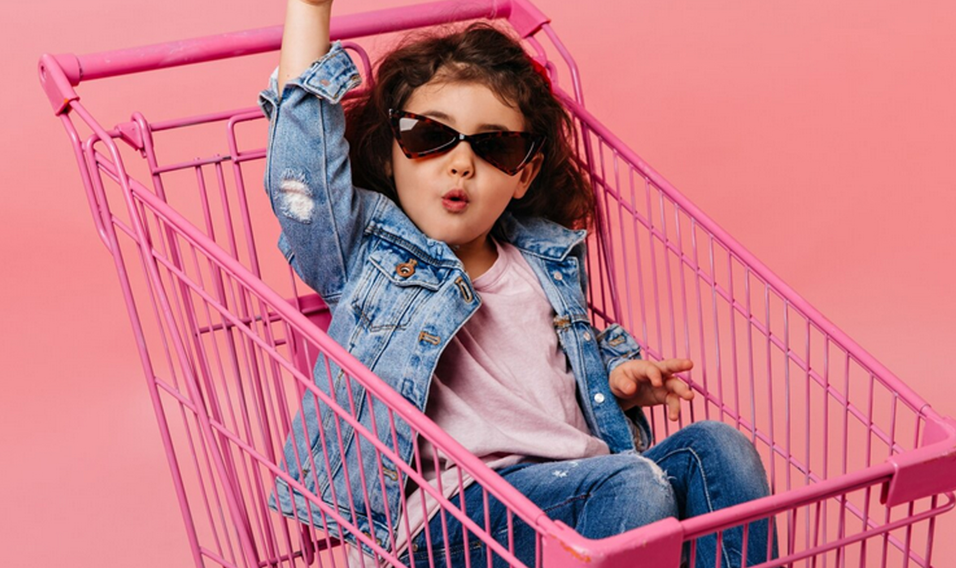 Жительница Магнитогорска, которая давно прилюдно унизила ребенка за катание на магазинной тележке, снова попала на деньги