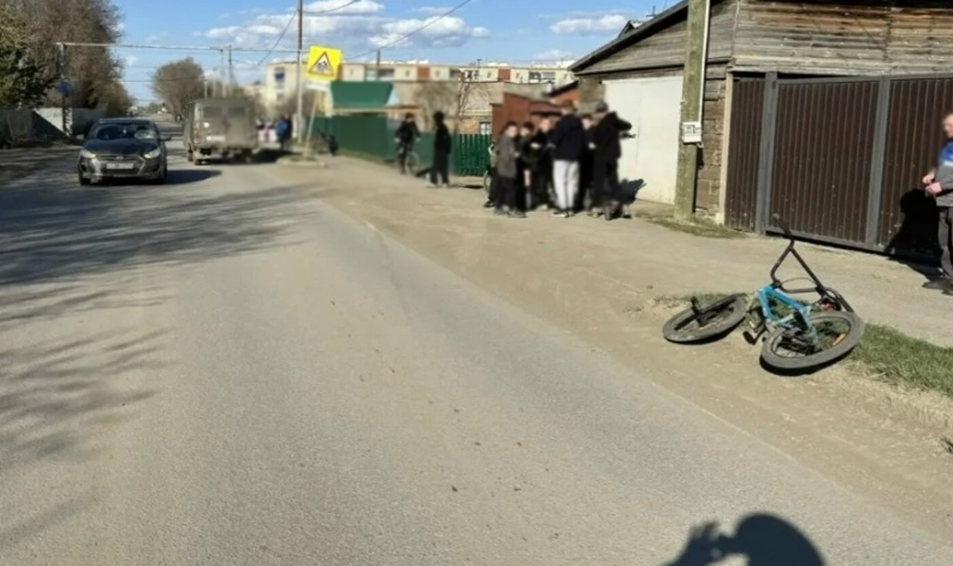 Мальчик на велосипеде столкнулся с автомобилем