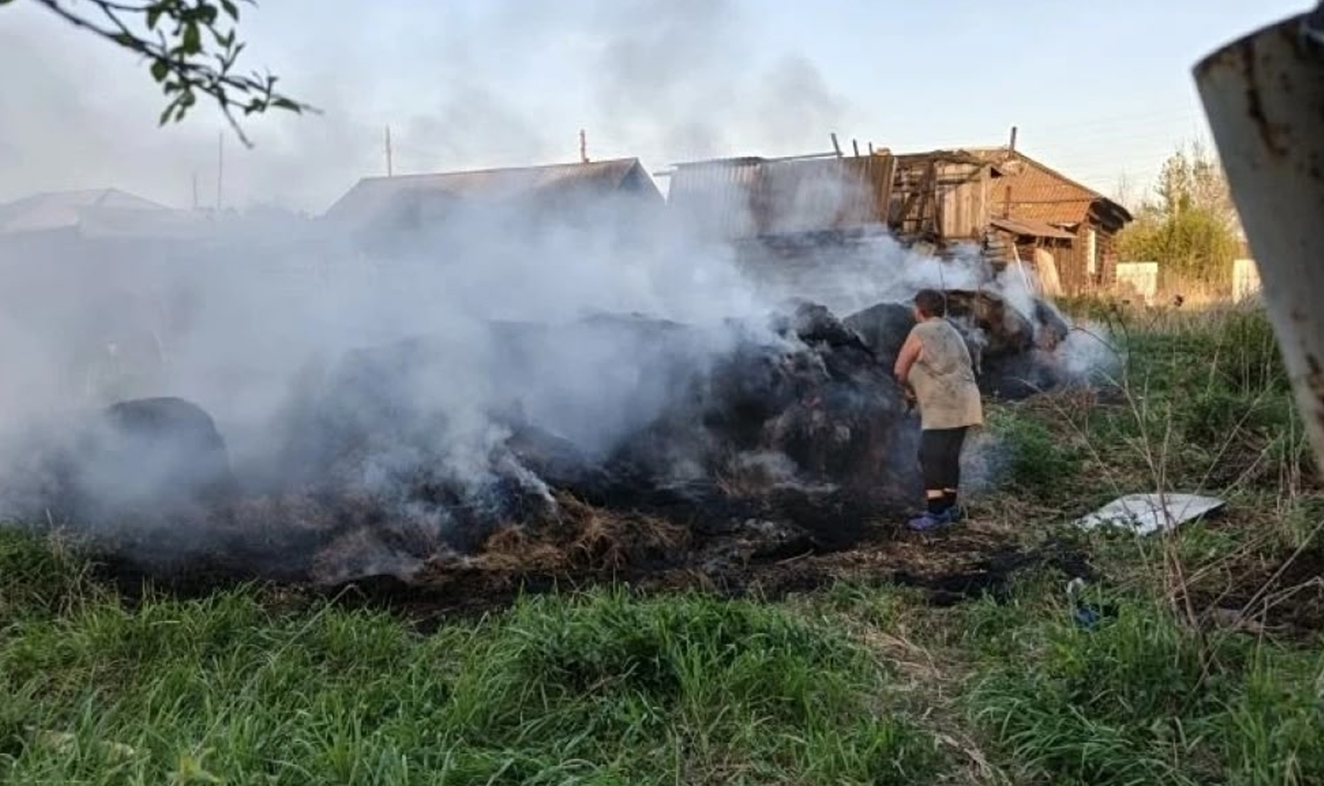 Полыхало рядом с домом! Ребенок сжег 20 тюков с сеном