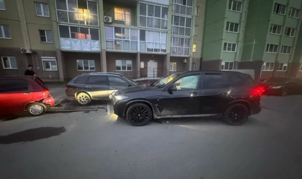 Дворовый беспредел: BMW собрал «автоколлекцию» из припаркованных машин