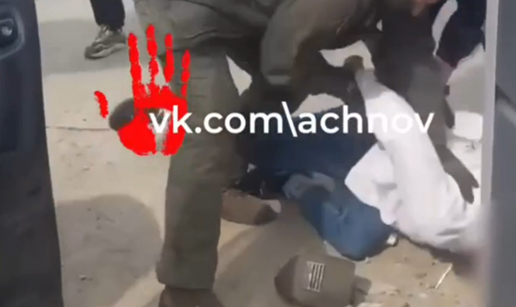 Полиция Челябинска задержала двух мужчин, которые организовали производство и продажу марихуаны