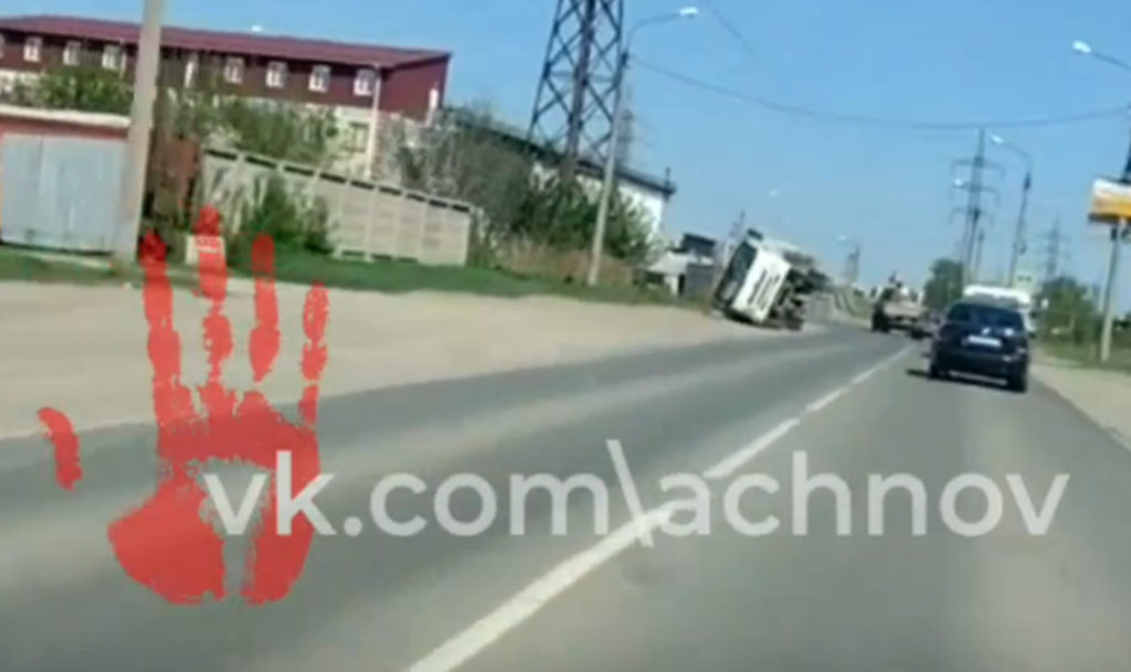 Грузовик опрокинулся в Челябинске