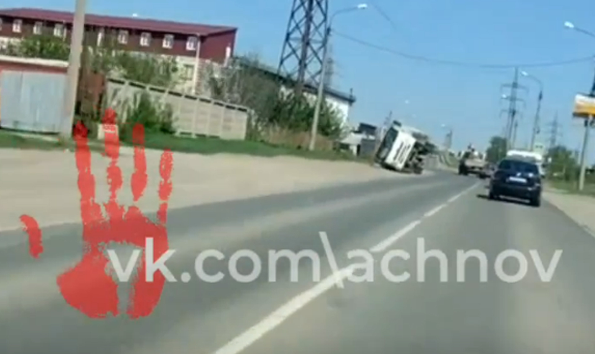 Грузовик опрокинулся в Челябинске