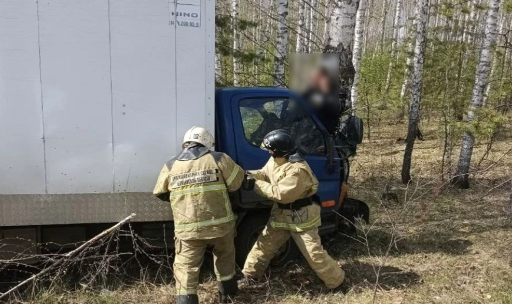 Вылетел через лобовое! Водителя переломало на трассе в Челябинской области