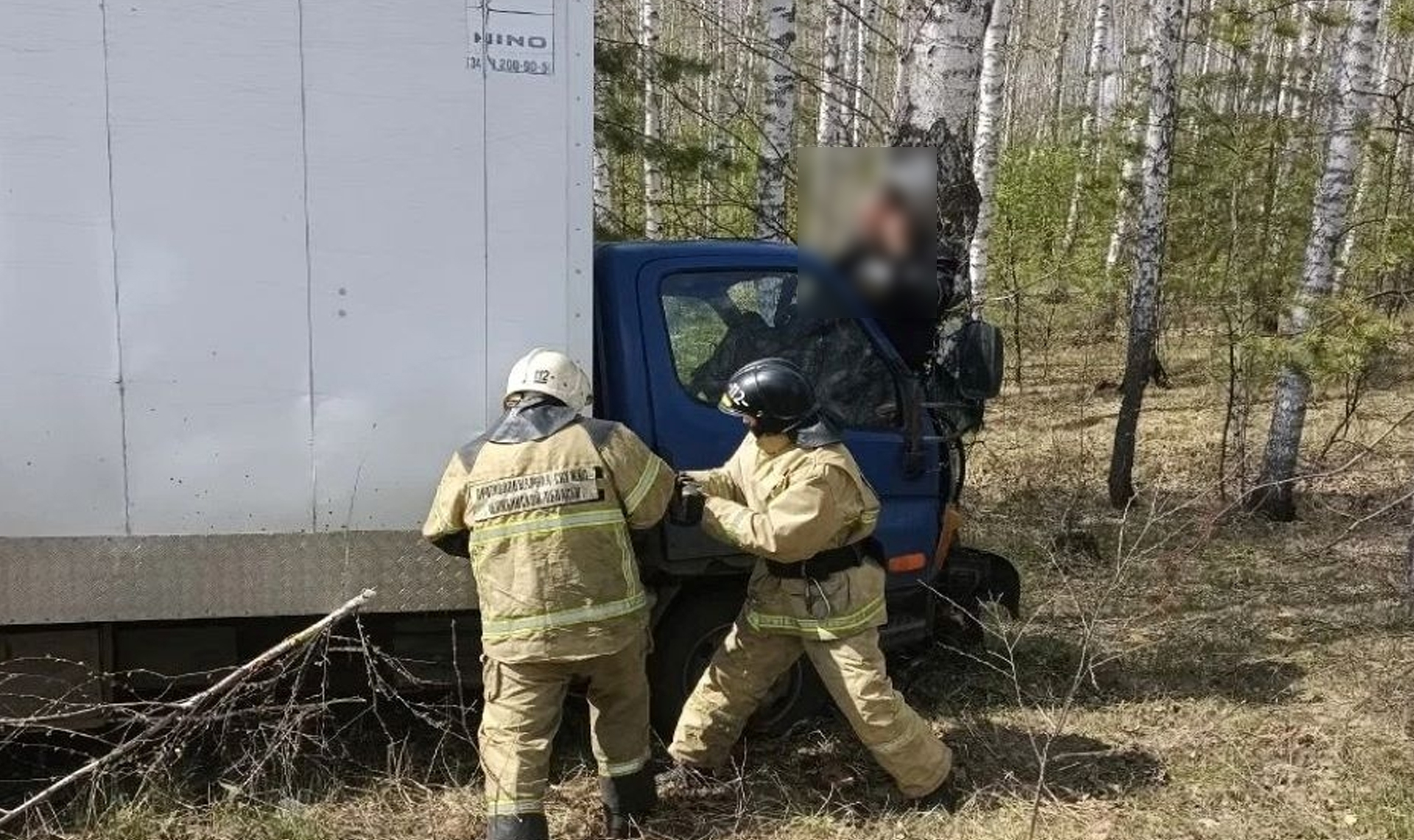 Вылетел через лобовое! Водителя переломало на трассе в Челябинской области