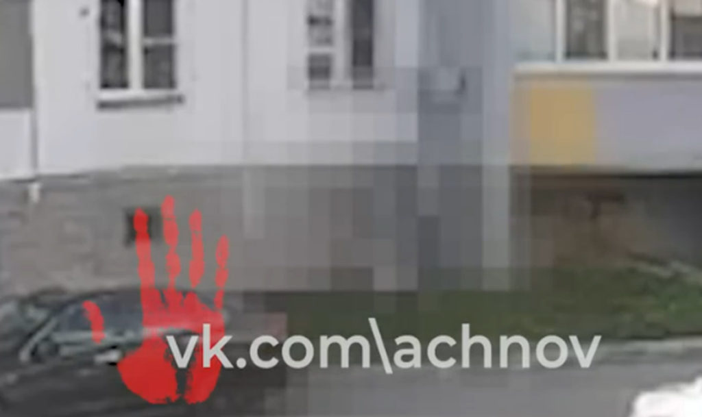 Сорвался с высоты? Под окнами челябинской многоэтажки нашли человека