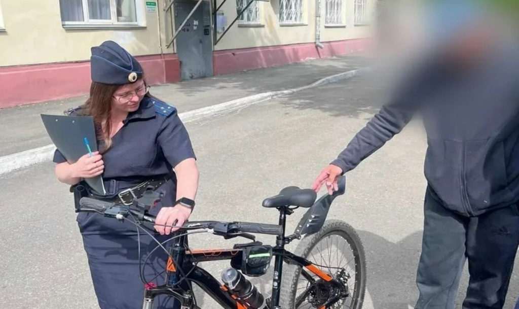 Велосипед на один заезд: пьяный угонщик не успел далеко уехать от магазина