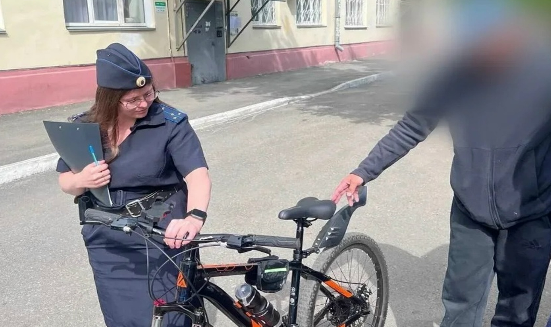 Велосипед на один заезд: пьяный угонщик не успел далеко уехать от магазина