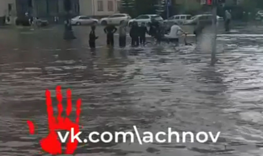 Путь из поездки плавно превратился в заплыв! В Челябинске поплыла улица Братьев Кашириных