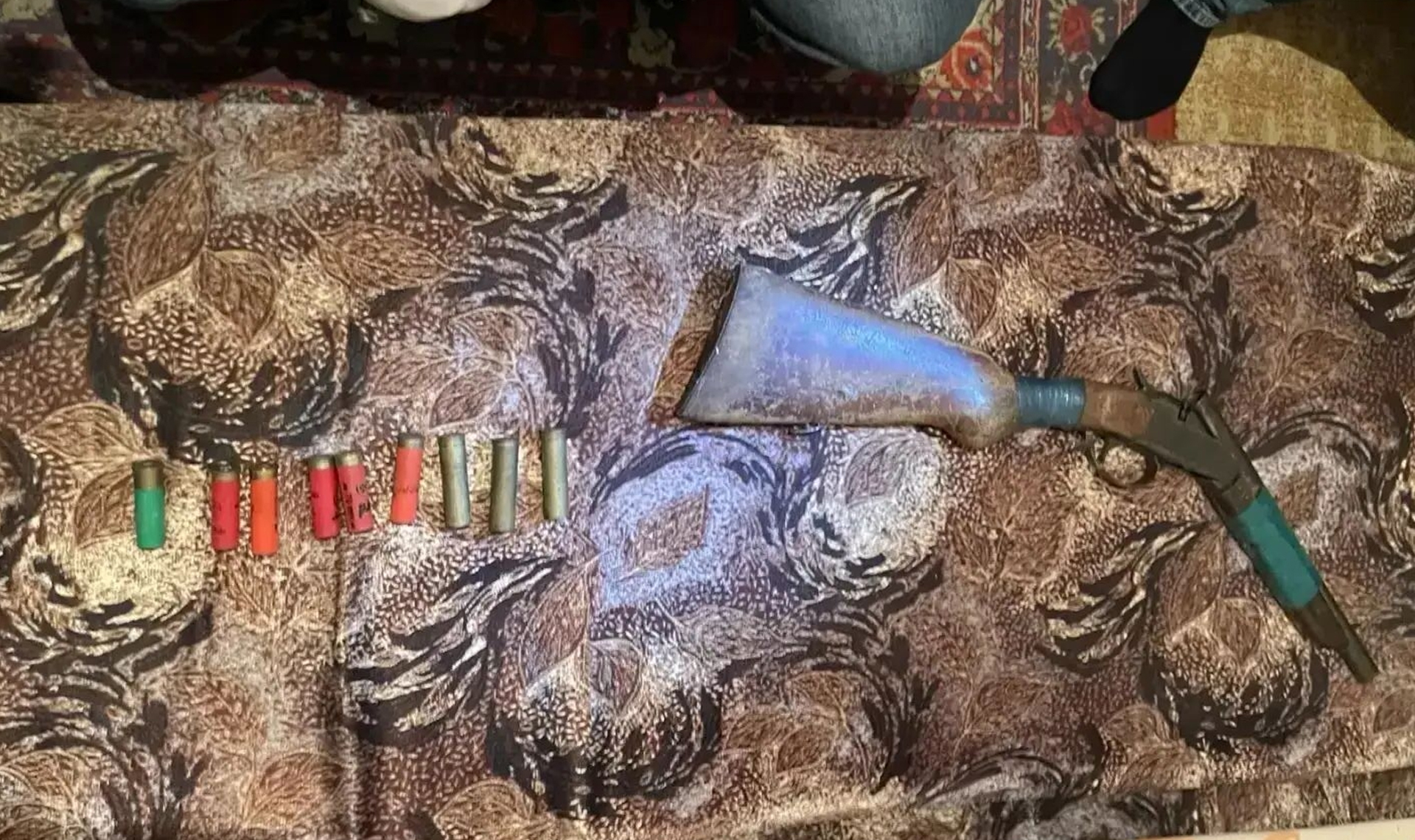 Привет! На Публичке прямо на переходе стоит машина на аварийке. За рулём никого. Рядом скорая