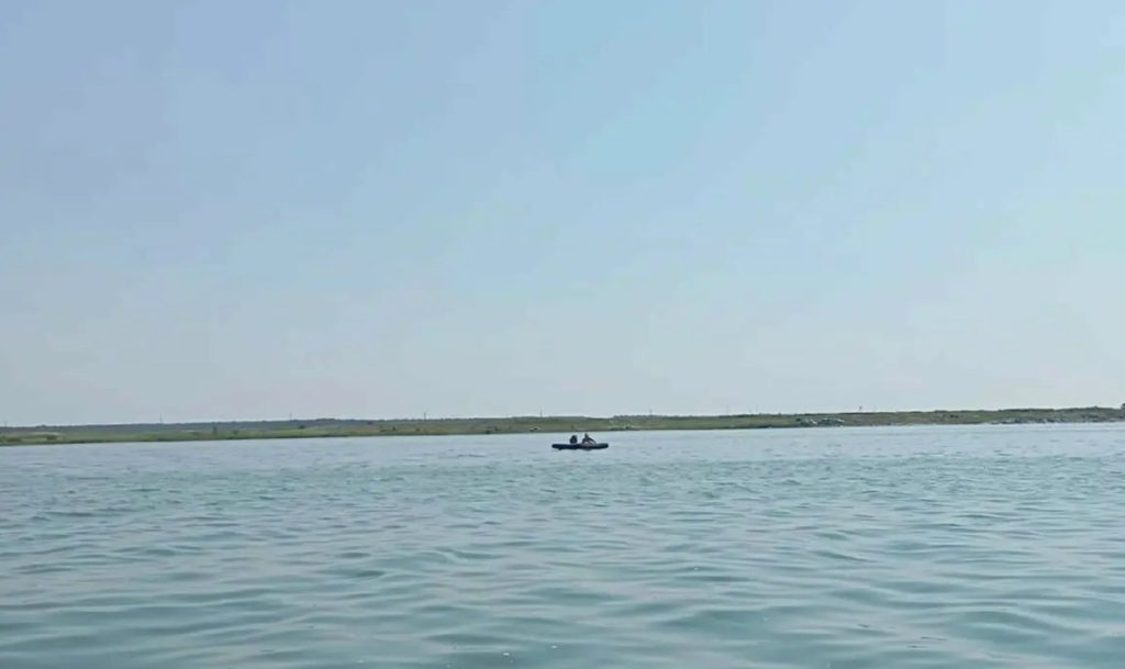 Двух подружек унесло на середину озера Касарги 
