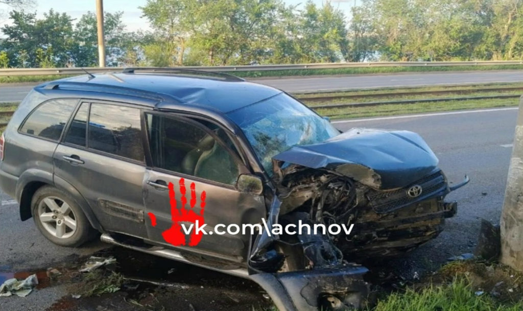 машина вылетела с дороги и врезалась в электроопору