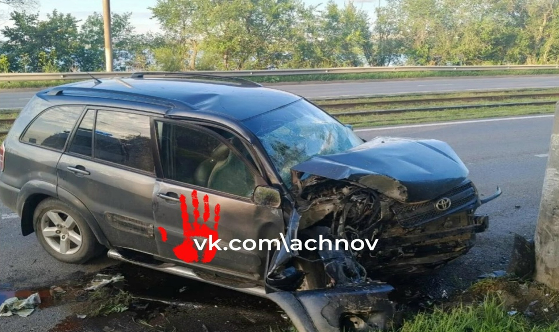 машина вылетела с дороги и врезалась в электроопору