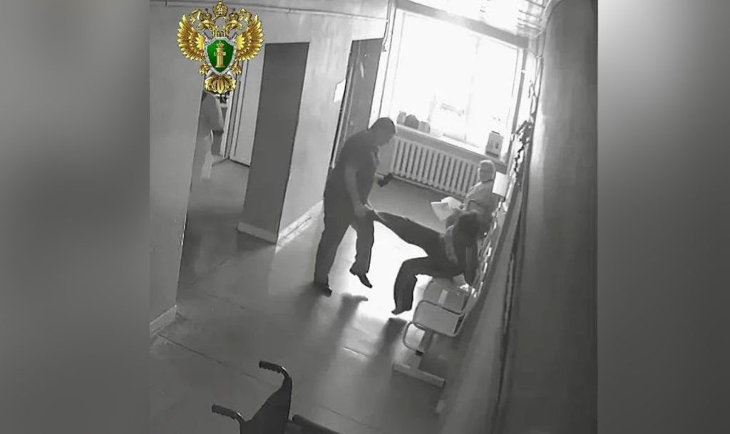 В суд Кунашака ушло дело женщины, которая в июне пнула и оскорбила полицейского