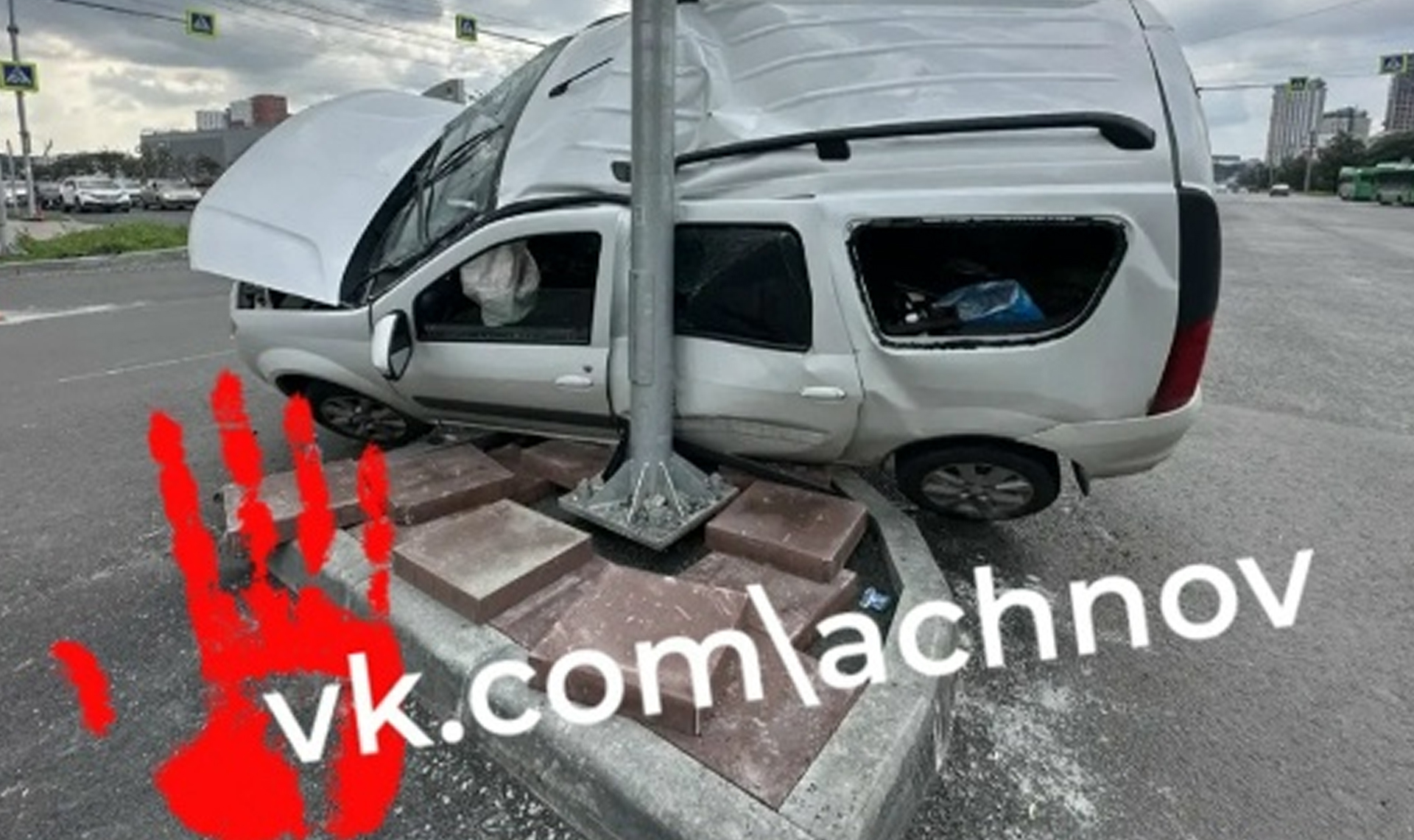 В Челябинске машину чуть не намотало на столб
