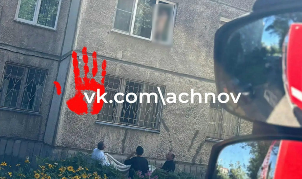 Сработали на секунды раньше трагедии! МЧСники сняли с подоконника второго этажа маленькую девочку