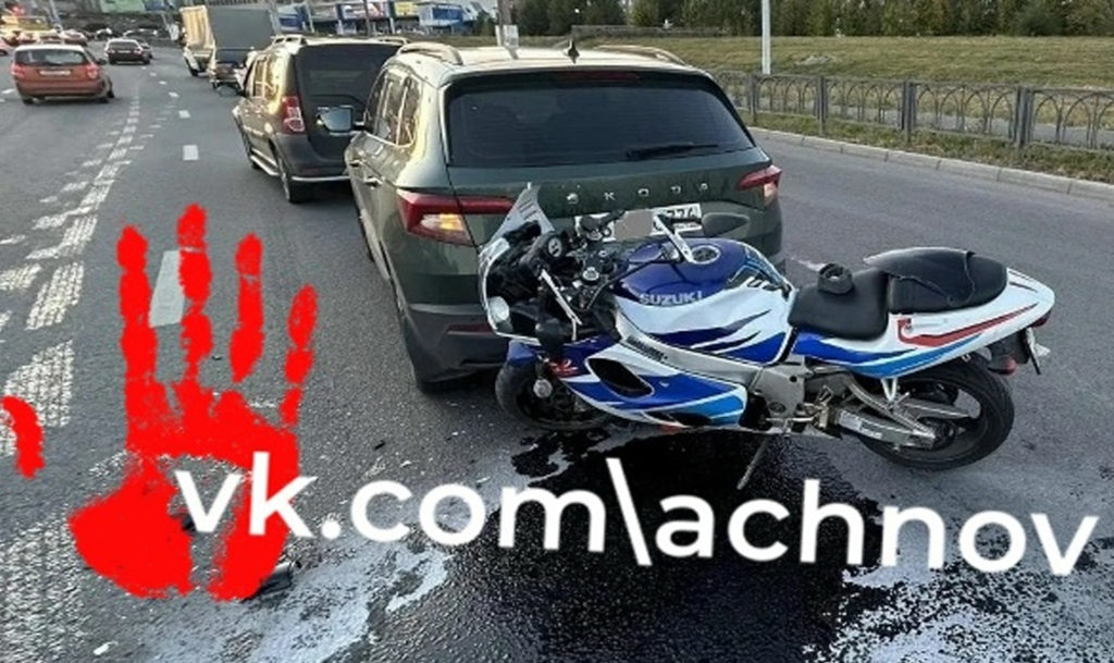 В Магнитогорске мотоциклист сбил пешехода и врезался в «Шкоду»