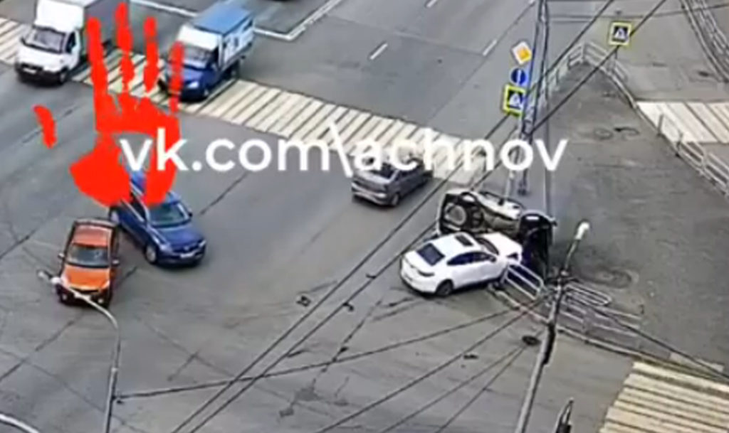 Авария около школы в микрорайоне "Ньютон"