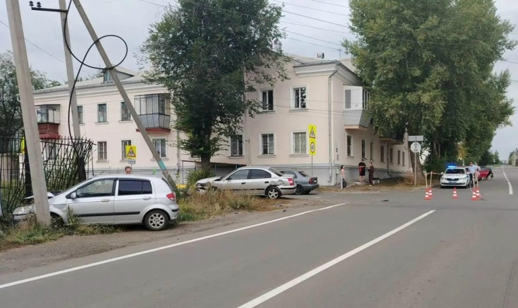 Молодой бесправник чуть не отправил пожилого пассажира другой иномарки на тот свет